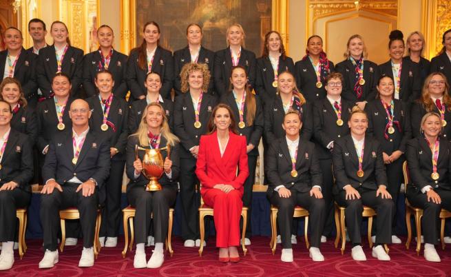 Открийте принцесата! Кейт избра перфектен червен костюм с тайно послание