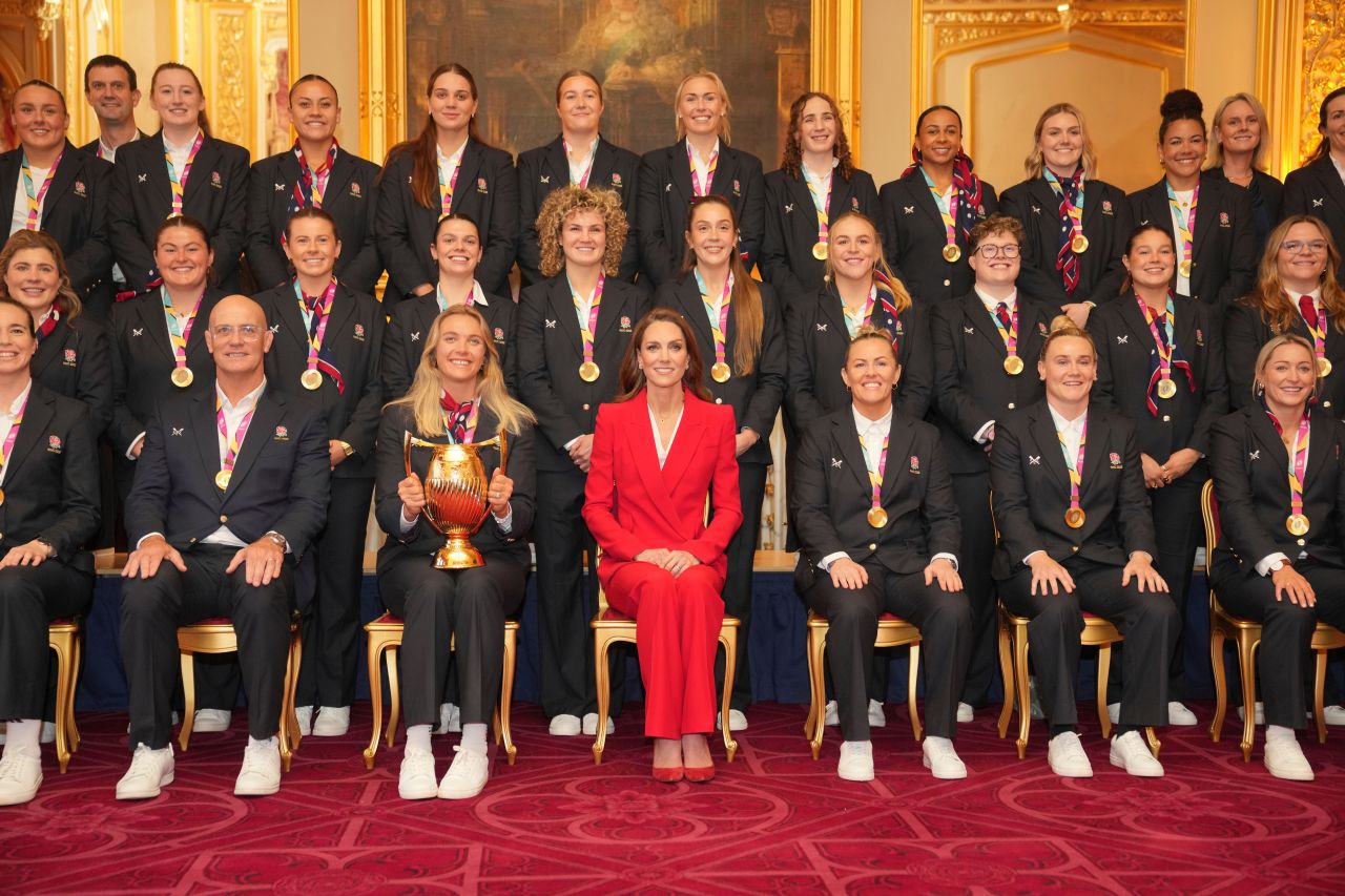 <p>Принцесата на Уелс посреща героините от женския отбор по ръгби на Англия и празнува тяхната световна победа.</p>