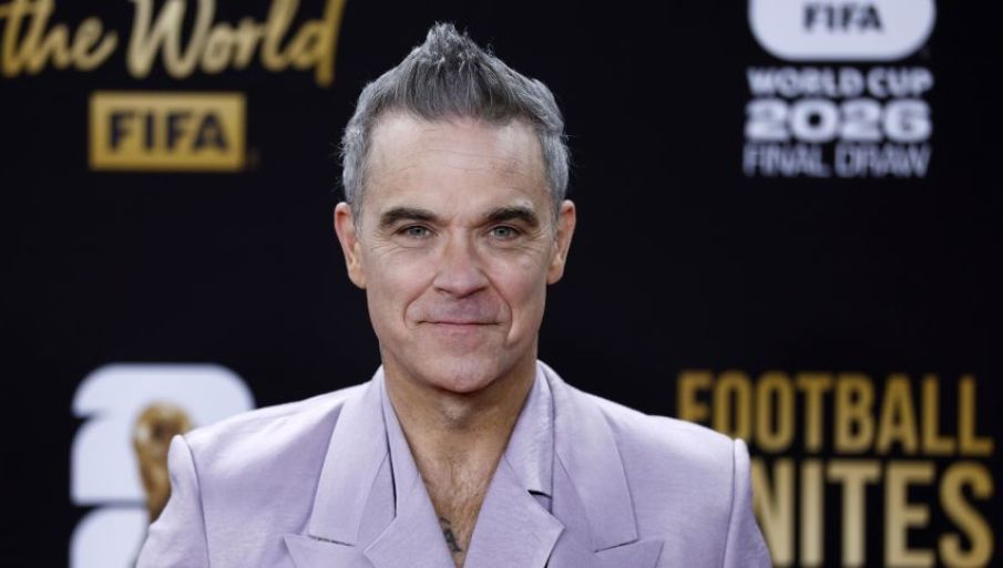 Robbie Williams изненадващо пусна "Britpop", три седмици преди обявената дата