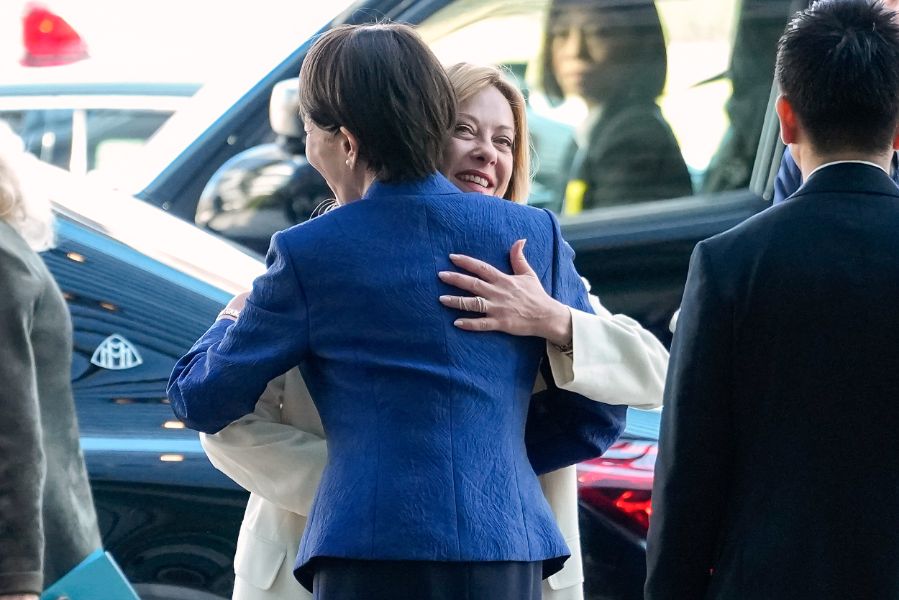 <p>Италианският премиер Джорджа Мелони, която е на посещение в Токио, беше изненадана с тържество за рождения си ден от своята японска колежка Санае Такаичи.</p>