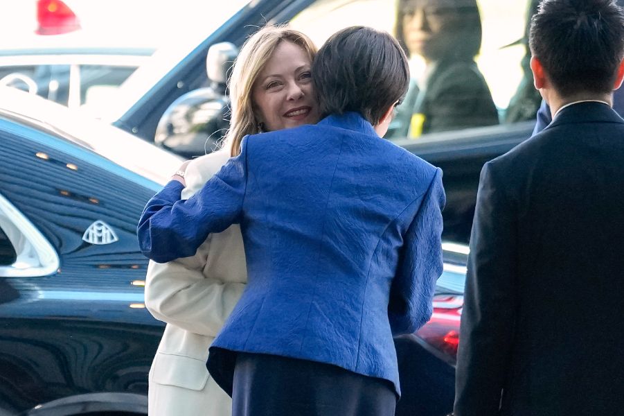 <p>Италианският премиер Джорджа Мелони, която е на посещение в Токио, беше изненадана с тържество за рождения си ден от своята японска колежка Санае Такаичи.</p>