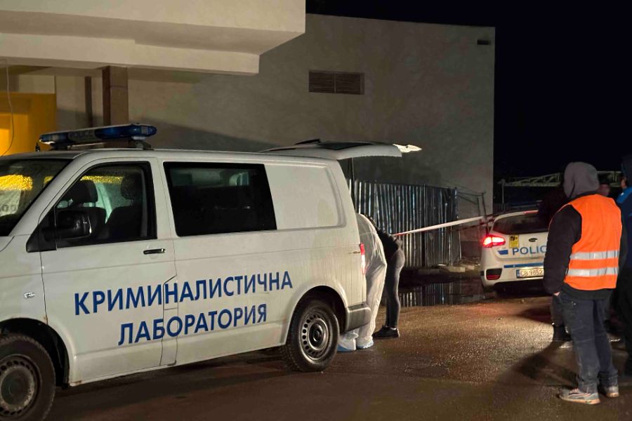 <p>Въоръжен грабеж на инкасо автомобил е извършен на жп гарата в град Ихтиман.</p>