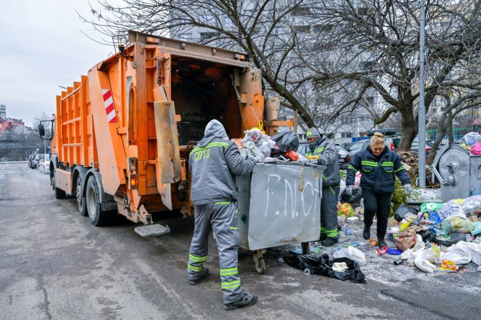 Интензивната работа по сметопочистването в София продължава и през почивните