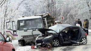 Жена загина при челен удар между кола и камион край