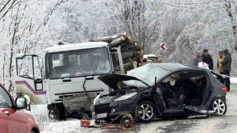 Жена загина при челен удар между кола и камион край