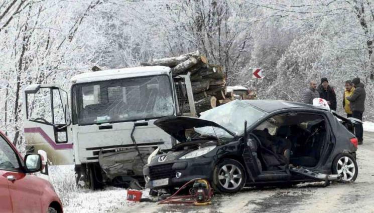 Жена загина при челен удар между кола и камион край