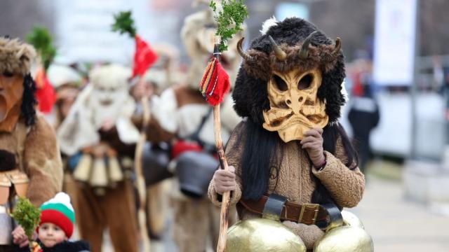 Перник кънти от чанове: „Сурва“ – най-големия маскараден фестивал в Европа (ГАЛЕРИЯ)