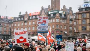 Хиляди хора излязоха с датски и гренландски знамена в столицата