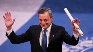 Бившият президент на Европейската централна банка Марио Драги бе удостоен