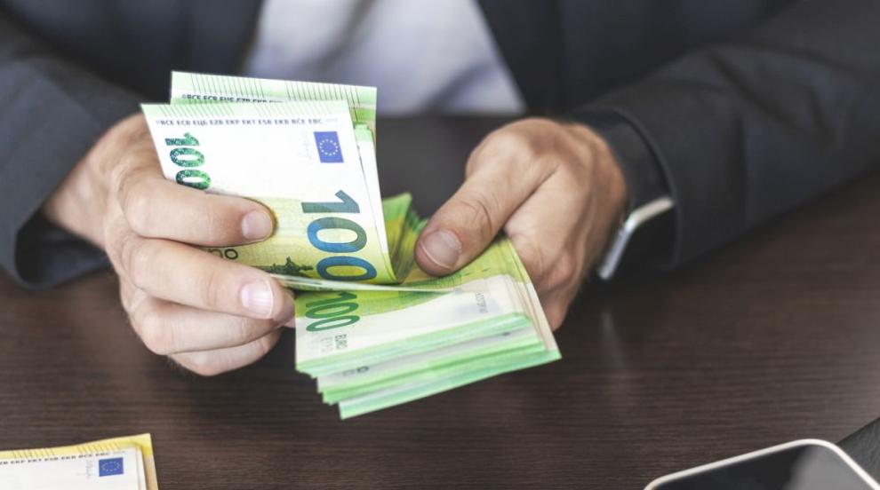 Мъж измами с 400 евро касиерка на бензиностанция