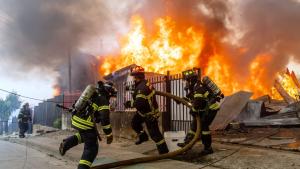 пожар пожарникари