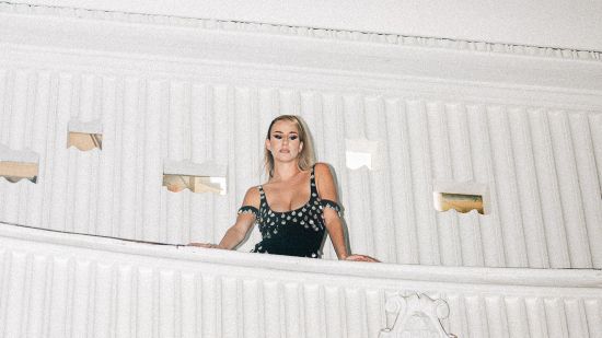 Мила Роберт представя „Повода си ти“ – песен, родена между Ню Йорк и Велики Преслав