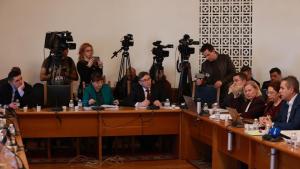 Депутатите от парламентарната правна комисия се събират отново днес за