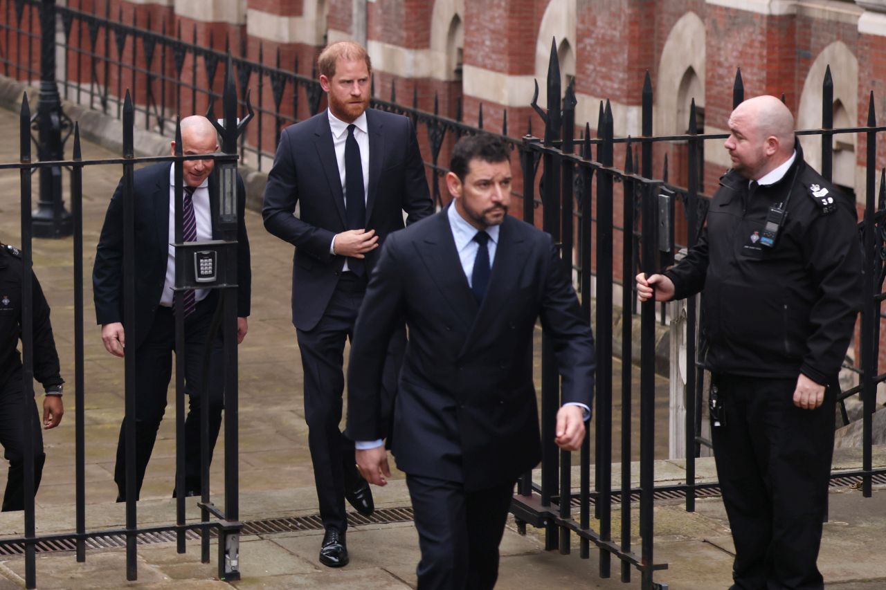 <p>Принц Хари отново в светлината на прожекторите &ndash; елегантен и решителен</p>