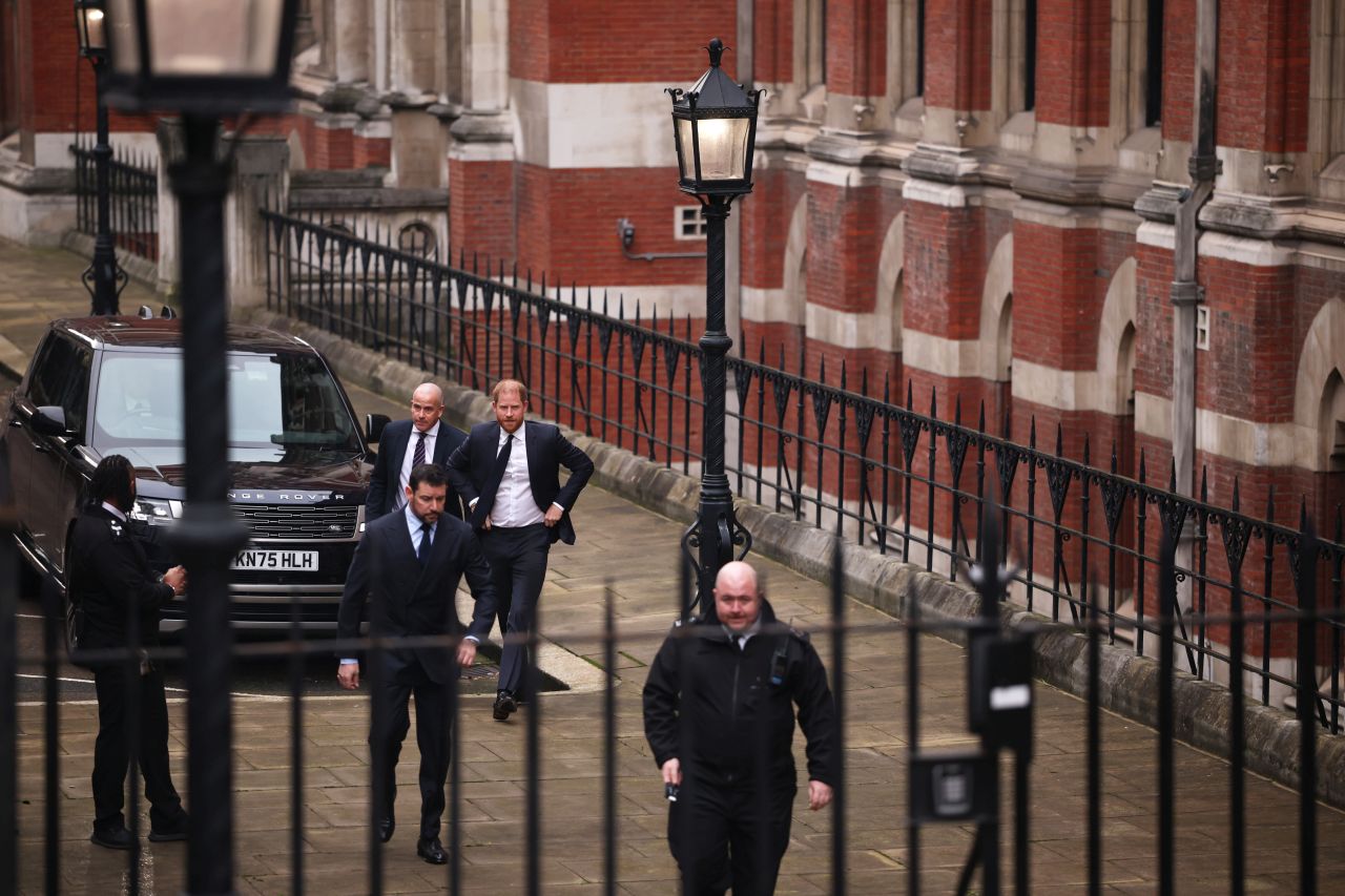 <p>Принц Хари отново в светлината на прожекторите &ndash; елегантен и решителен</p>