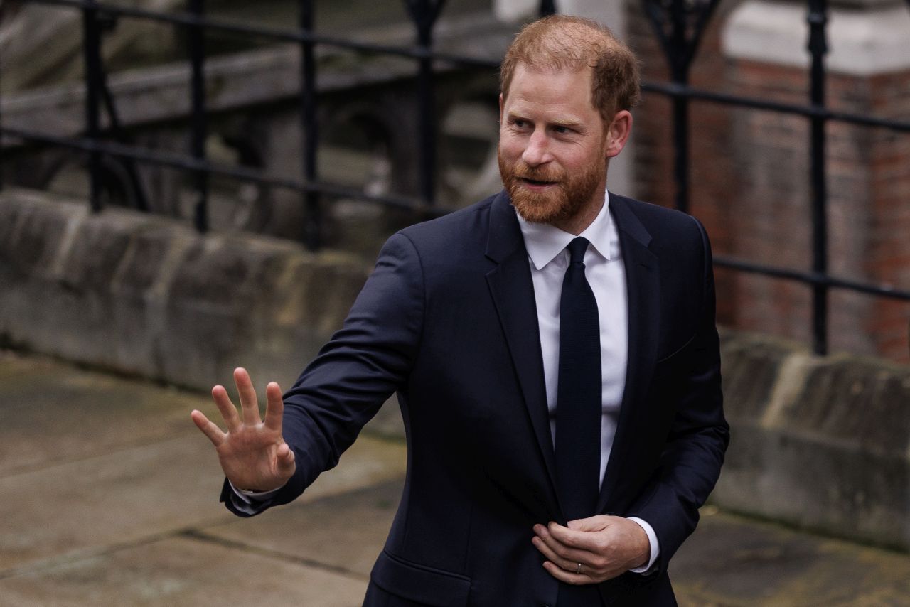 Принц Хари със сълзи в съда: "Превърнаха живота на жена ми в истинска мъка“