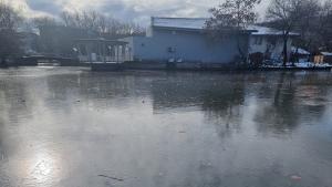 Изкуственото езеро Монтанезиум в центъра на Монтана е замръзнало видя