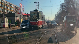 Катастрофа между лек автомобил и трамвай е станала на столичния