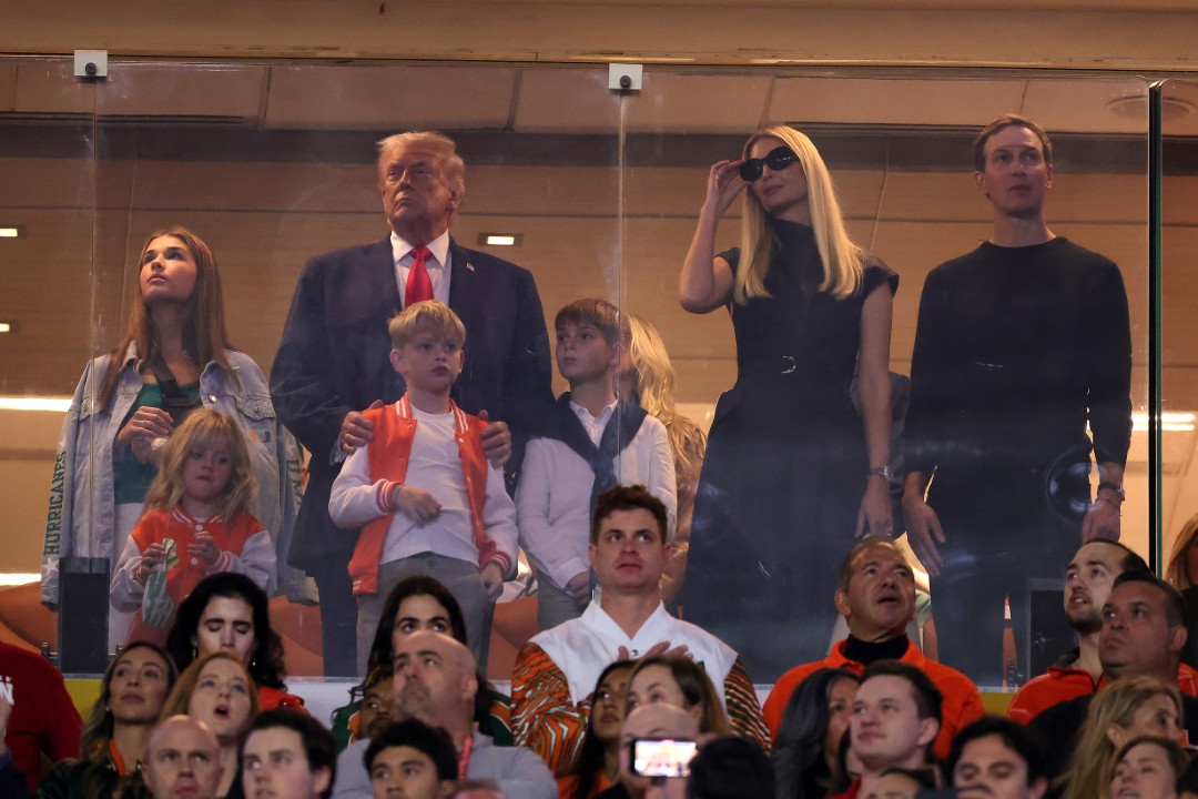 <p>Президентът Доналд Тръмп беше посрещнат с аплодисменти от спортните фенове в понеделник, когато присъства на Националното първенство от плейофите на колежанския футбол в Маями. В ложата заедно с главнокомандващия бяха забелязани дъщеря му Иванка Тръмп и четирима от внуците му.</p>