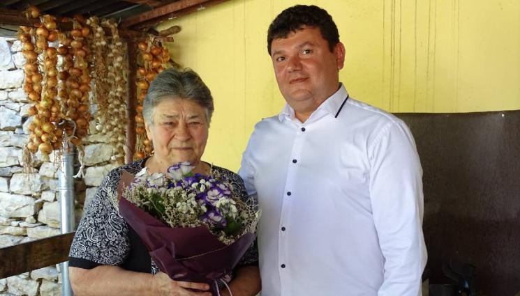 търг - € 215 за двулевката с гроздоберачката (СНИМКИ)