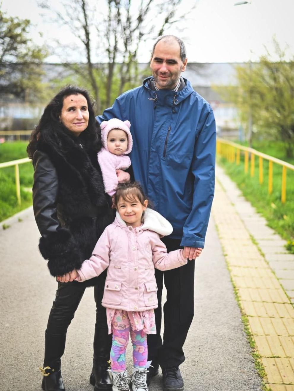  Бени и Богомил с дъщерите им Лора и Габи 