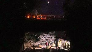 Пътнически влак дерайлира след като подпорна стена падна върху релсите