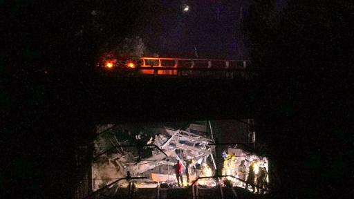 Пътнически влак дерайлира край Барселона, машинистът загина, има много ранени