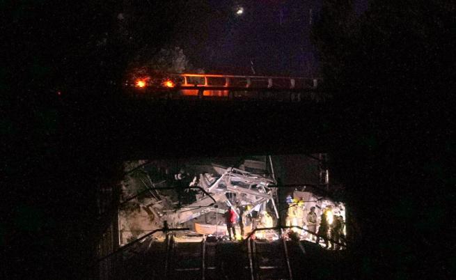 Пътнически влак дерайлира край Барселона, машинистът загина, има много ранени