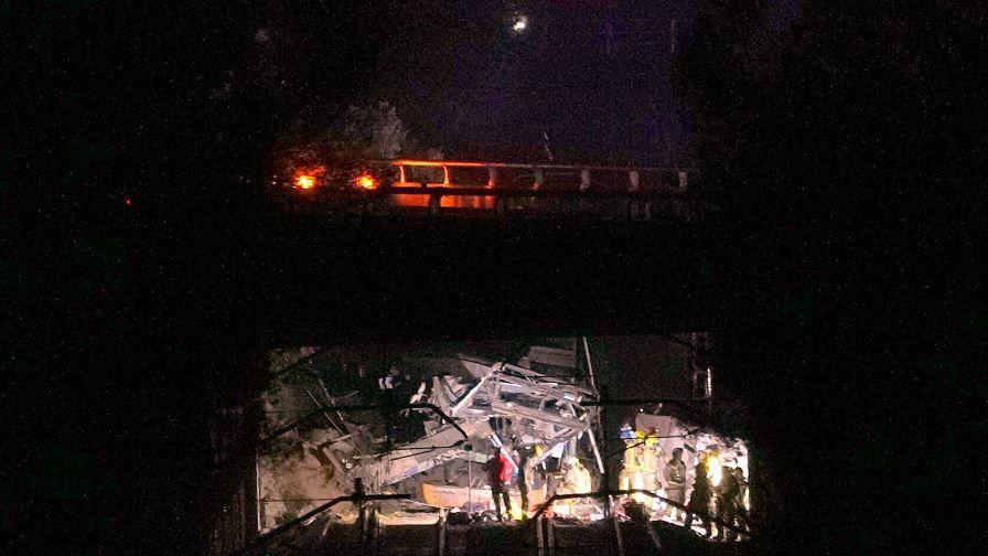 Пътнически влак дерайлира край Барселона, машинистът загина, има много ранени