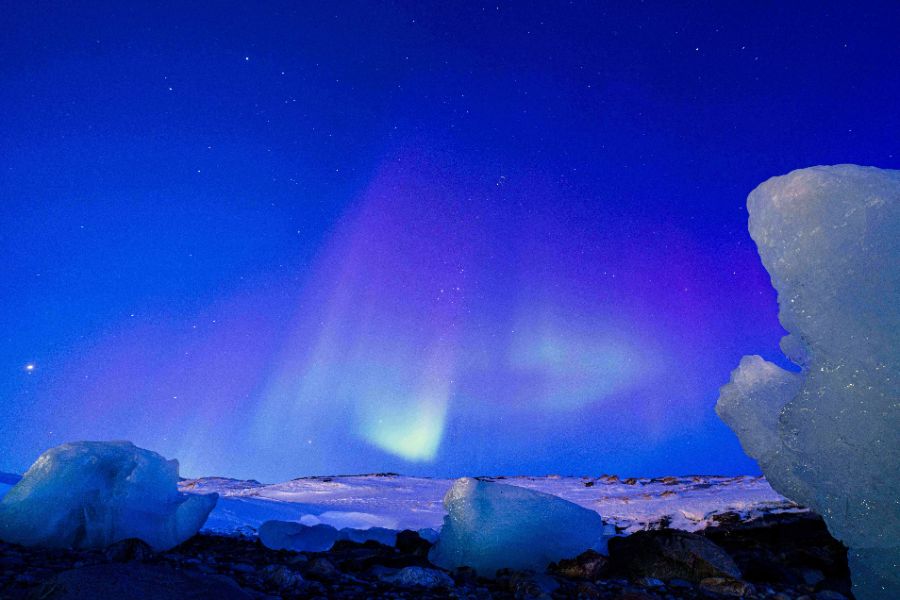 <p>Северно сияние се вижда в небето над Нуук, Гренландия.</p>