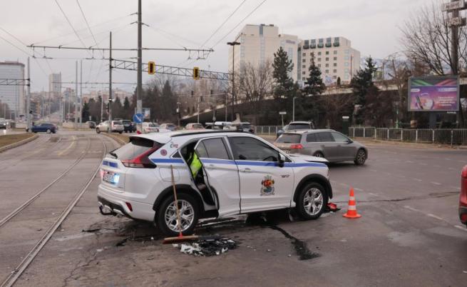 Автомобил на Столичната община и друга кола катастрофираха на ключово кръстовище в София