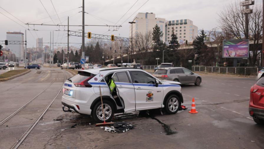 <p>Катастрофа с кола на СО на ключово кръстовище в София (ВИДЕО)</p>