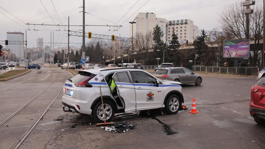 Автомобил на Столичната община и друга кола катастрофираха на ключово кръстовище в София
