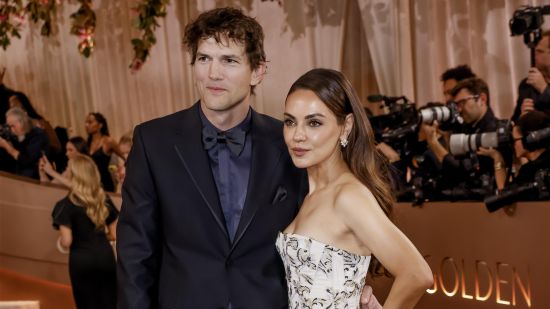 Ashton Kutcher опровергава „най-щурия“ слух, че той и съпругата му Mila Kunis не се къпят