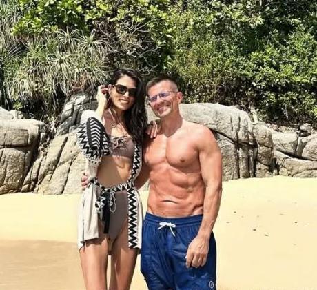 Продуцентът Андрей Арнаудов и съпругата му Емануела Толева зарадваха почитателите