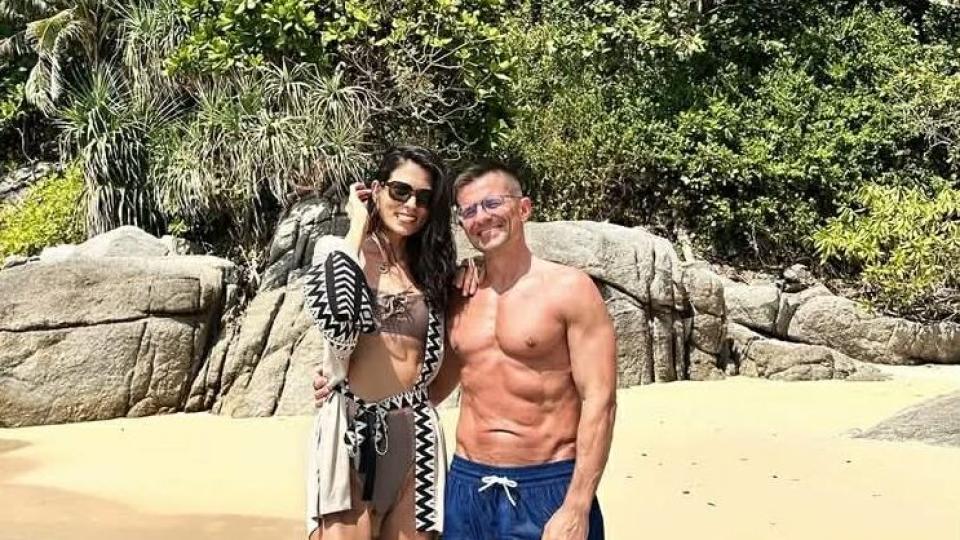 Бягство от студа: Андрей Арнаудов и Емануела Толева показаха изваяни тела в Тайланд