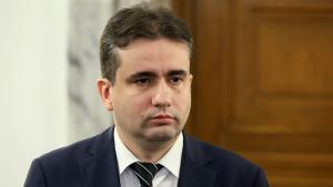 Божидар Божанов коментира пред журналисти в парламента изключването на депутати от листите на ПП