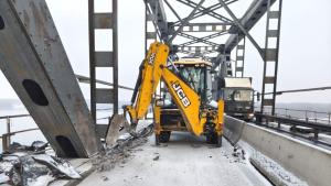 Премахнати са бордюри и стоманени плочи от тротоарните зони при