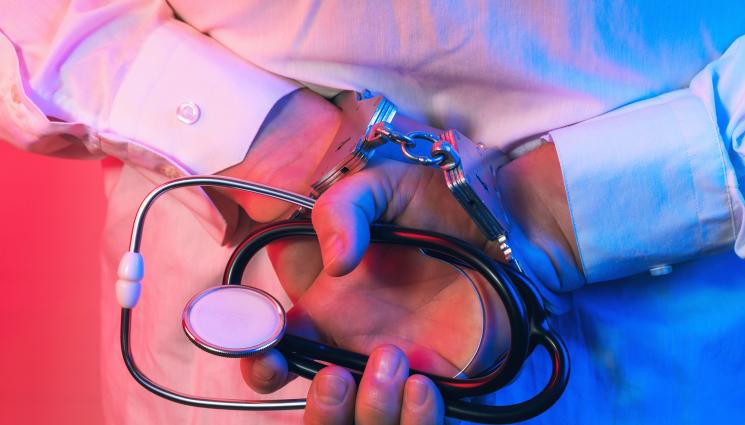 доктор арест - КОРУПЦИОННА СХЕМА: Закопчаха лекар за фалшиви ТЕЛК-ове!