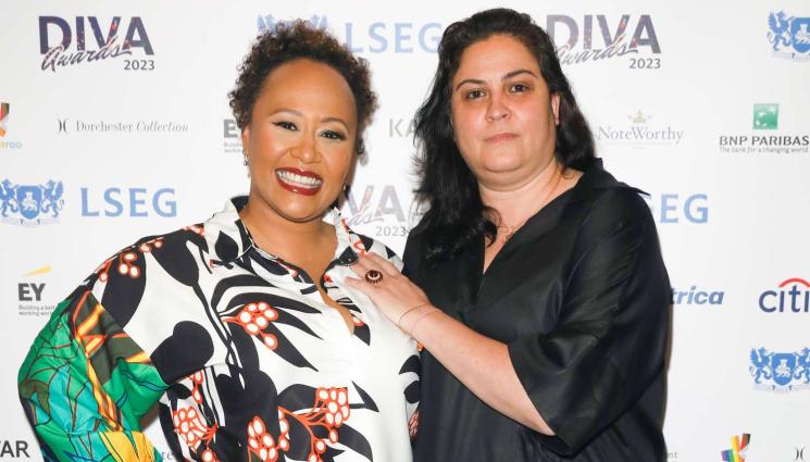 в - Емели Санде скъса с българката!