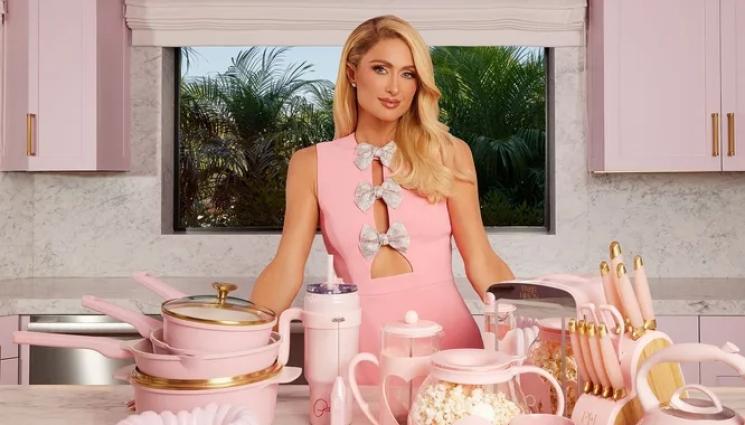 Парис Хилтън - В БОНБОНЕНО РОЗОВО: Парис Хилтън рекламира тенджери!