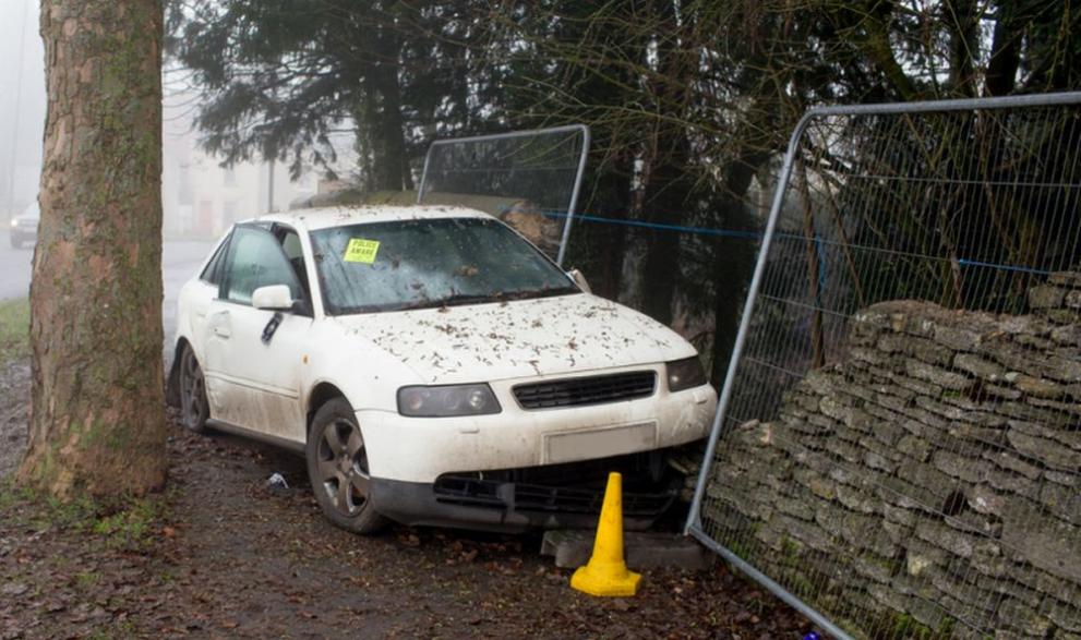 Шофьор на лек автомобил е катастрофирал след гонка с полицията в