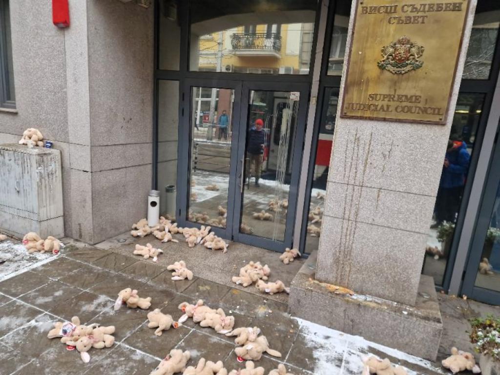 Протест пред ВСС с искане за оставката на и.ф. главен прокурор Борислав Сарафов