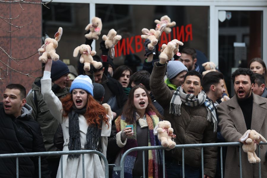 <p>Граждани се събраха на протест пред Висшия съдебен съвет (ВСС) с искане на оставката на изпълняващия функциите главен прокурор Борислав Сарафов.</p>