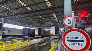 Продължават опашките от тежкотоварни автомобили на магистрала Марица които чакат