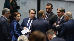 Парламент напрежение