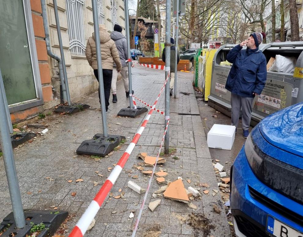 Инцидент във Варна.БТАБТАЧасти от фасадата на стара къща на ул.