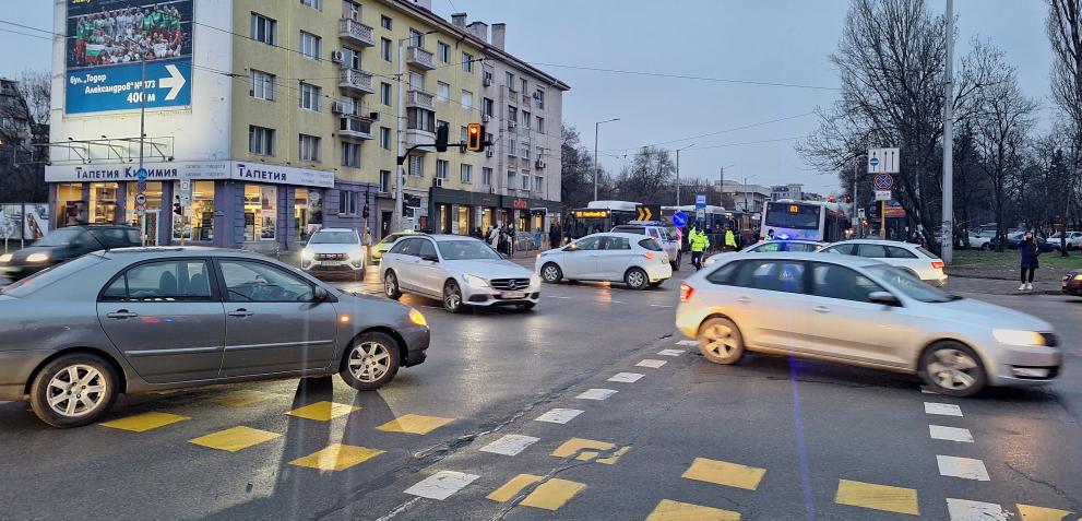 Автобус на градския транспорт е аварирал на кръстовището на булевардите