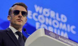 <p>Стармър се подигра със слънчевите очила на Макрон</p>