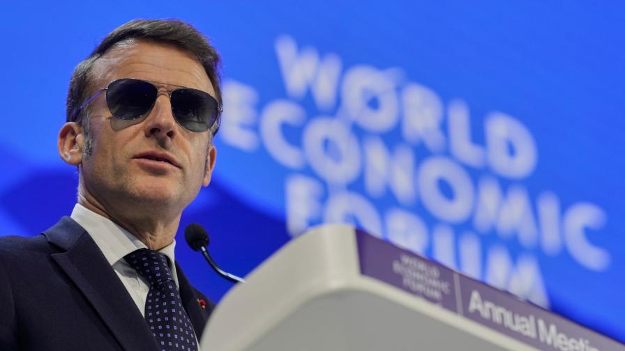 <p>Стармър се подигра със слънчевите очила на Макрон</p>